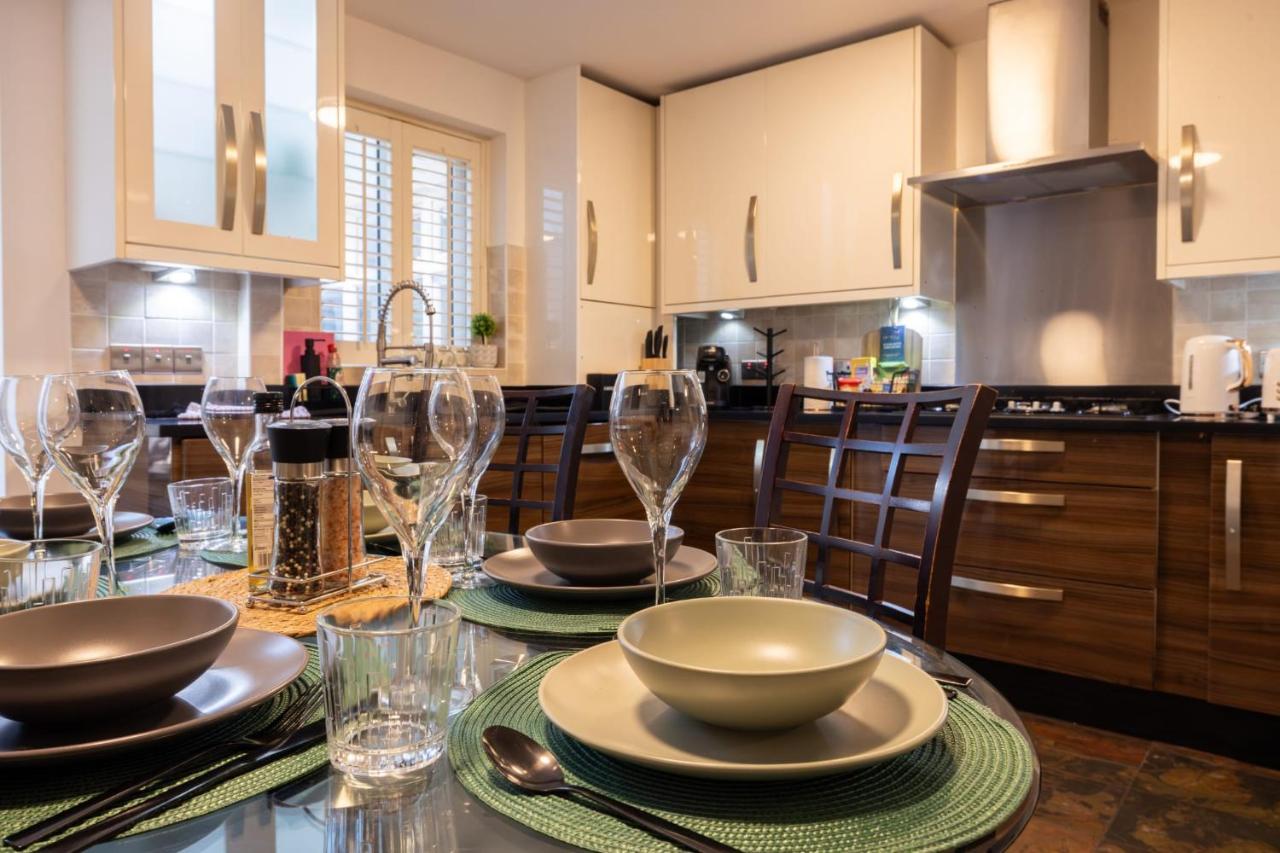 Spacious 4BR House with Parking I Excel I Canary Wharf I London City Airport - Bed and Breakfast North Woolwich