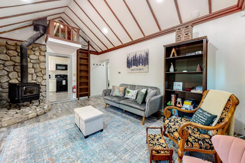 Top Town Retreat - Bed and Breakfast Crestline