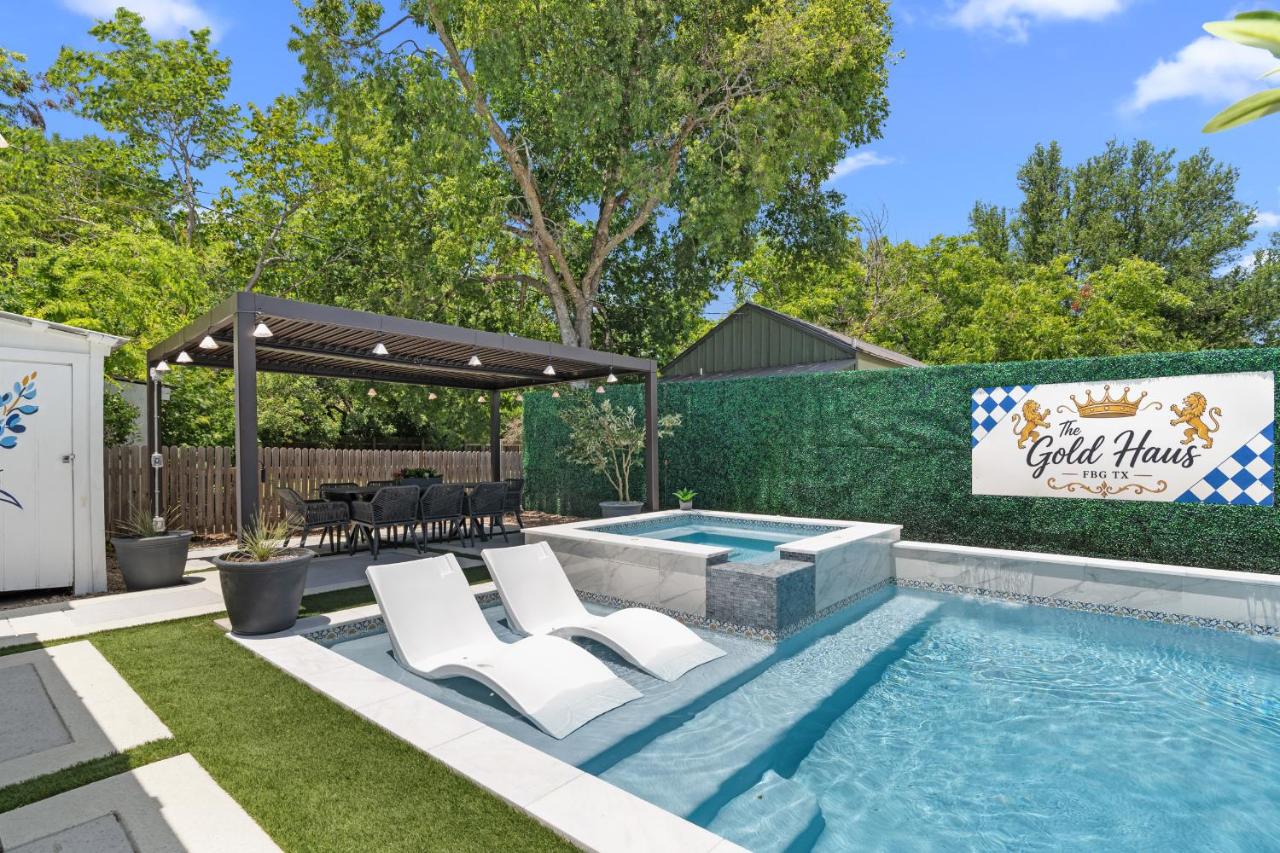 The Gold Haus-Spacious Luxurious Historic Home-2 Blocks to DT! - B&B Fredericksburg