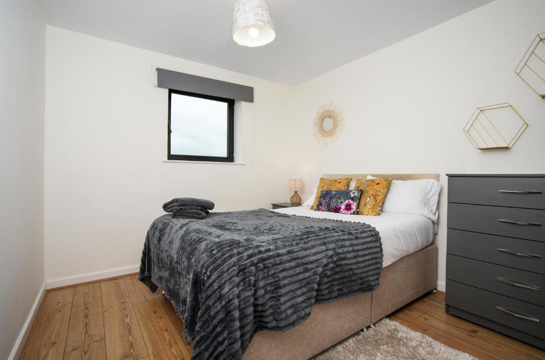 Stylish 2BR Flat Sleeps 4 with Parking Kinning Park - Ferienwohnung Glasgow
