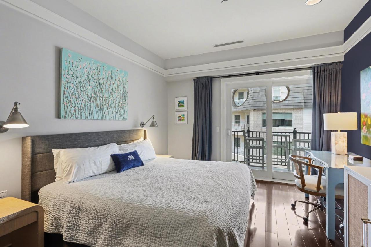Experience comfort in King Suite 357, a cozy Bay Harbor retreat for 6. - B&B Petoskey