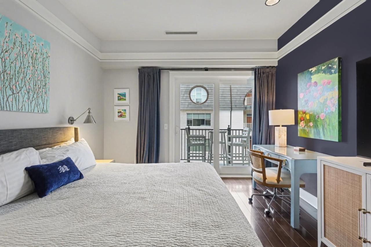 Experience comfort in King Suite 357, a cozy Bay Harbor retreat for 6. - B&B Petoskey
