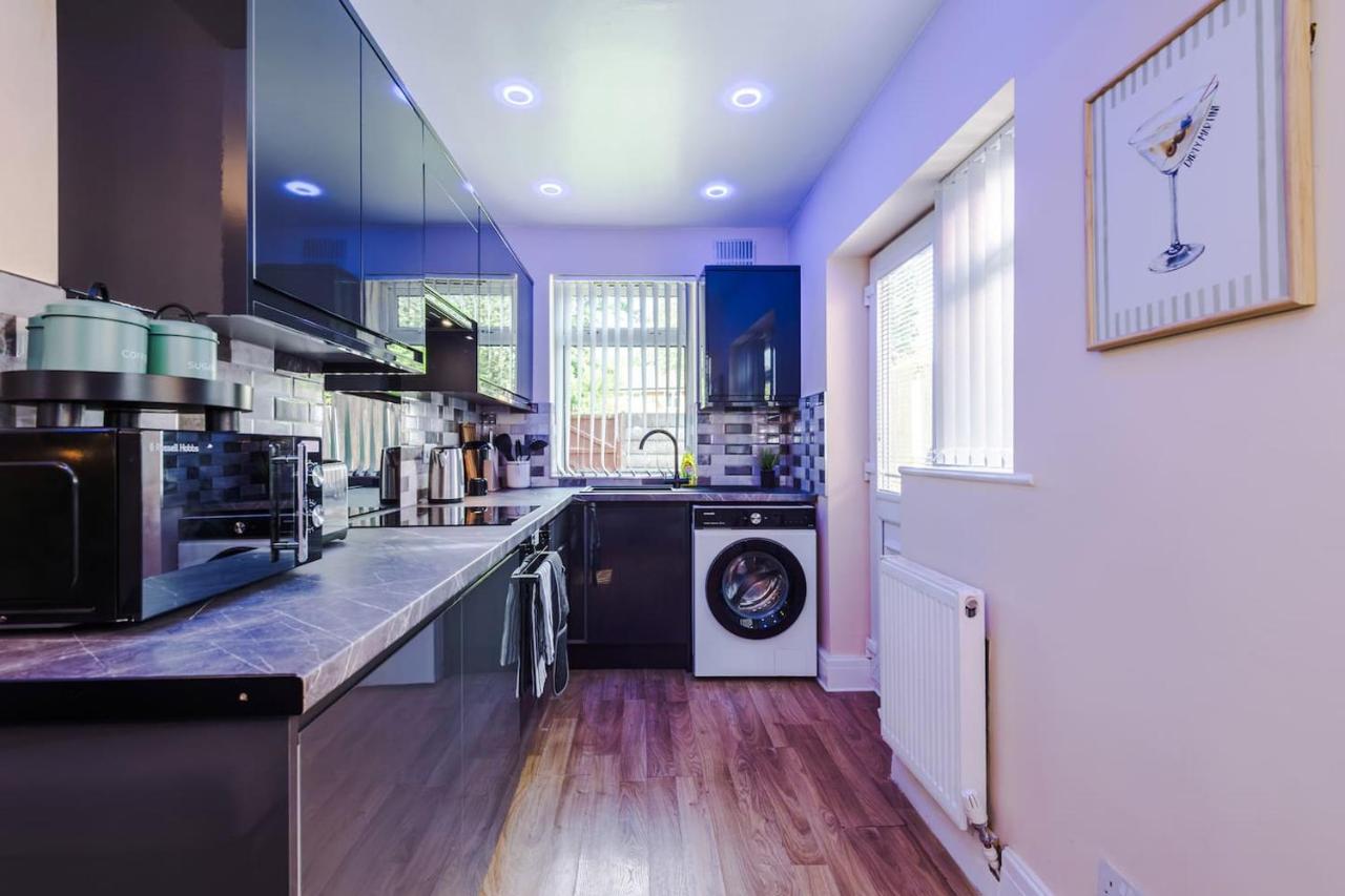 3 bed house Driveway Workspace Sleeps 7 - B&B Manchester