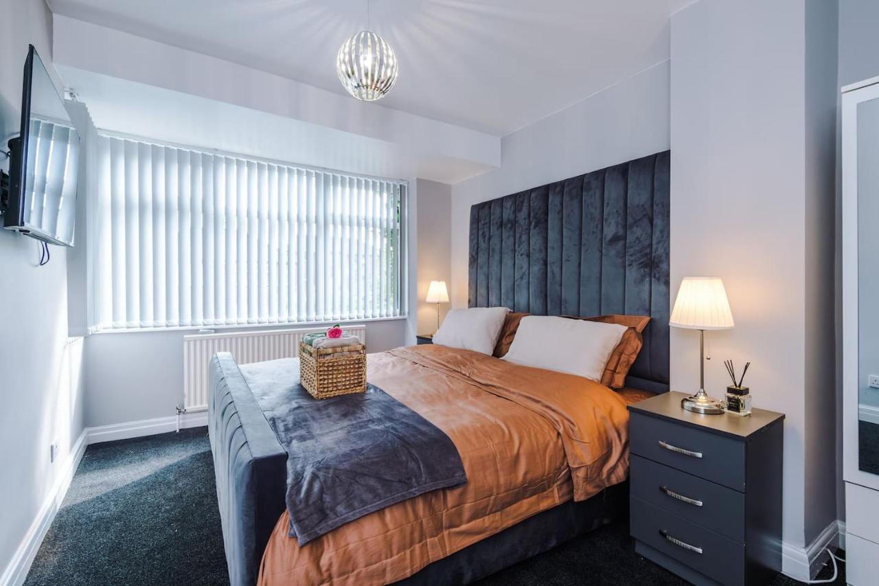3 bed house Driveway Workspace Sleeps 7 - B&B Manchester
