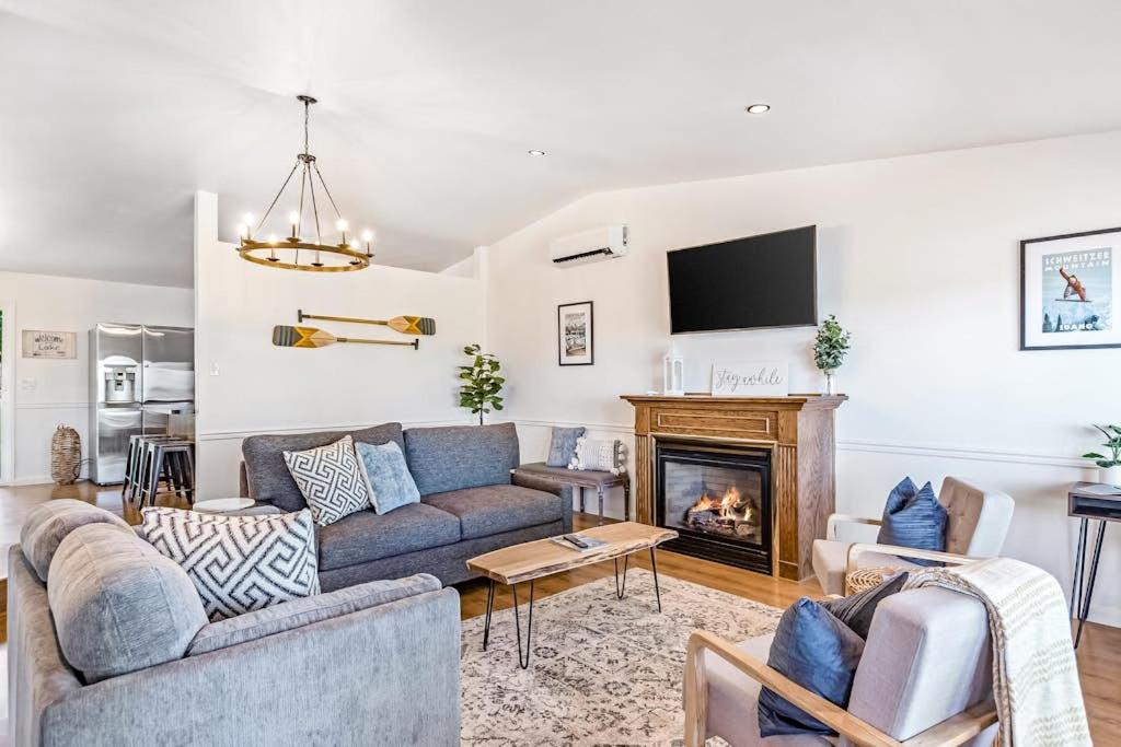 Hayden Lake Views 2BR Deck Retreat Sleeps 7 - B&B Hayden
