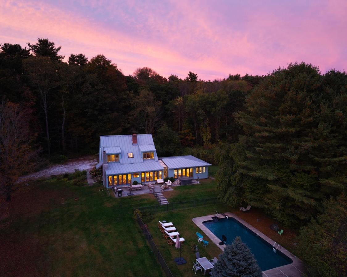 Luxury Berkshire Retreat with Pool and Hot Tub and Sleeps 18 - Chambres d'hôtes North Egremont