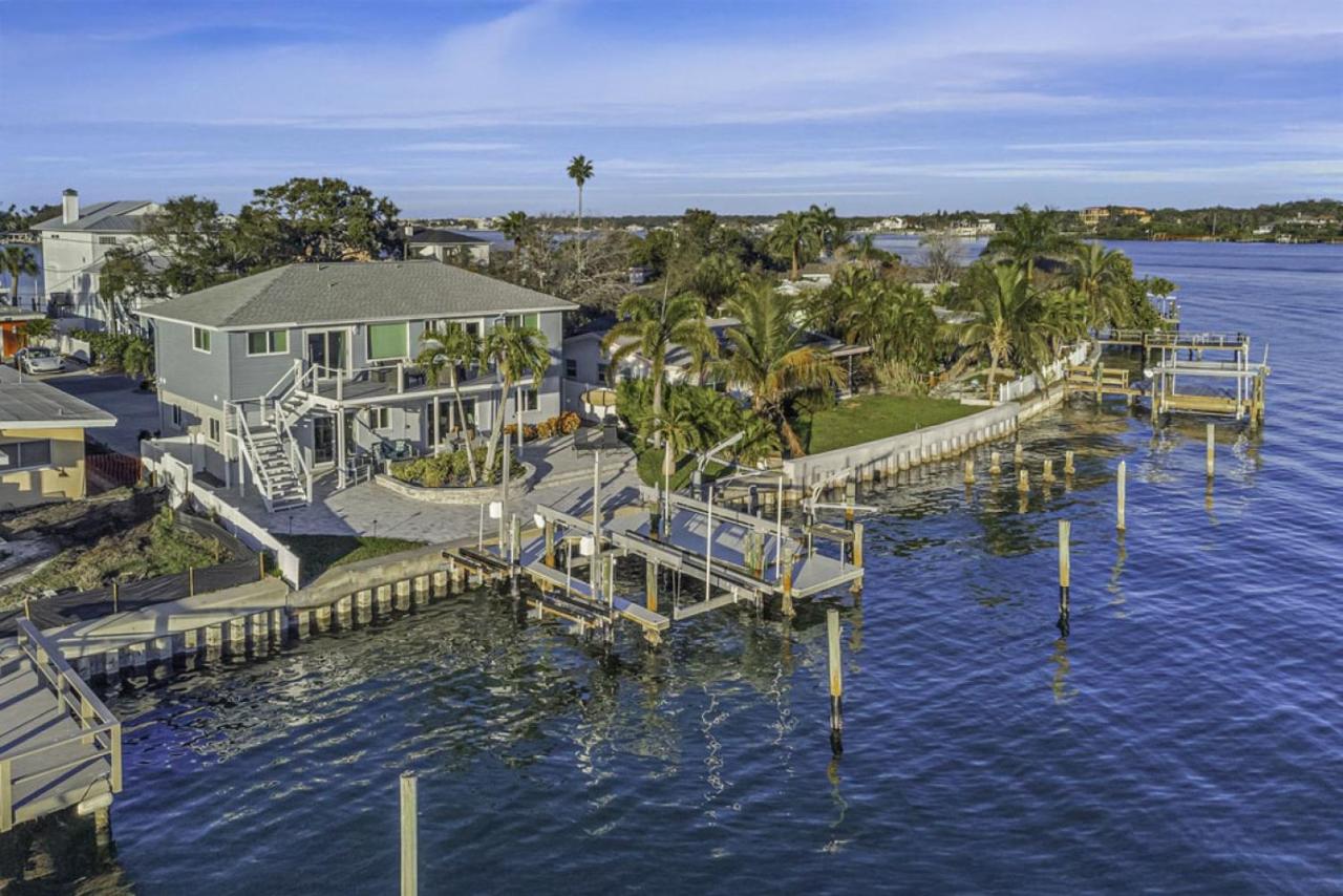 Azule Waterfront Villa with Private Dock - Bed and Breakfast Clearwater Beach