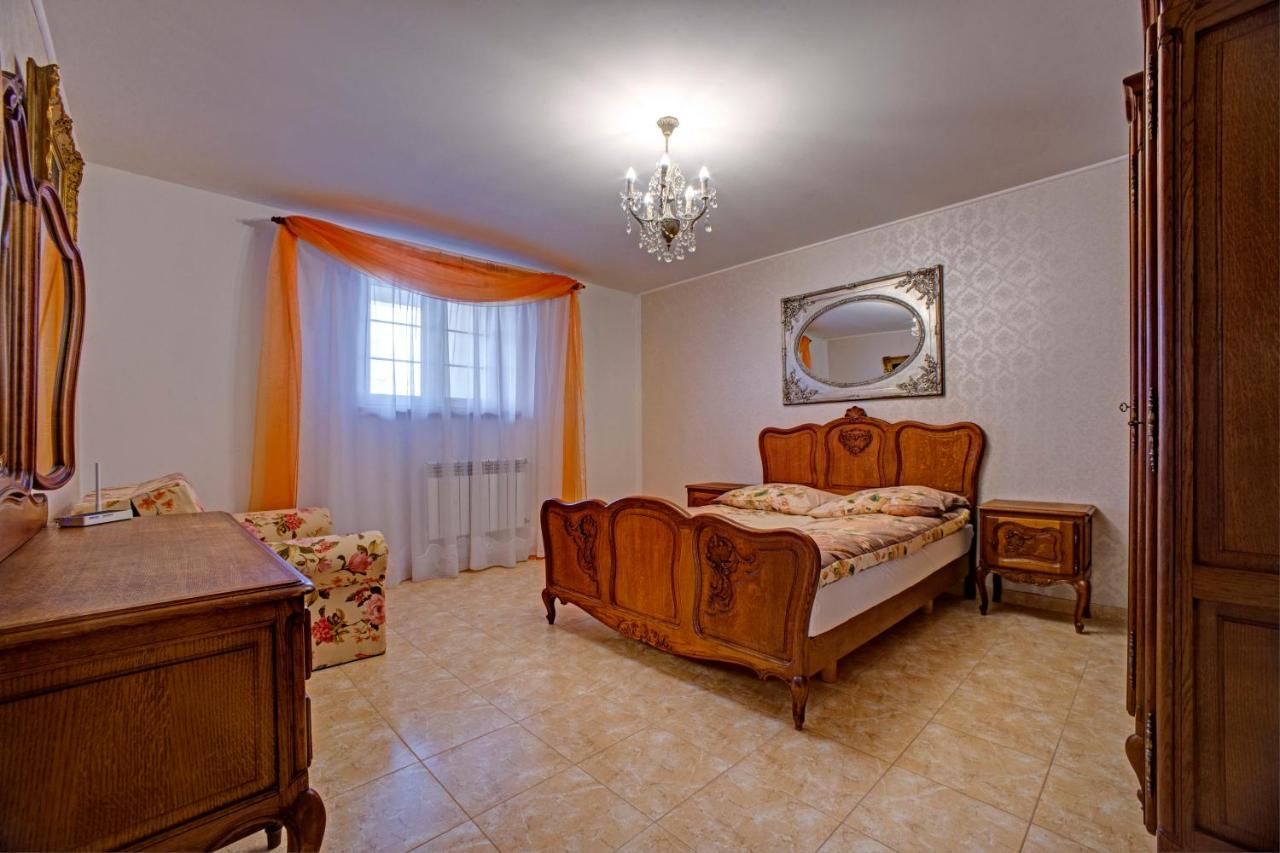 Estudio con cama extragrande y sofá cama