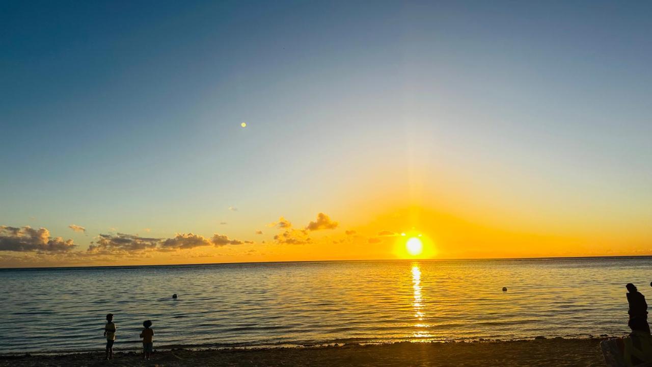 SunNie Stays at Pearl Heights-Steps from the Sea - Bed and Breakfast Flic en Flac