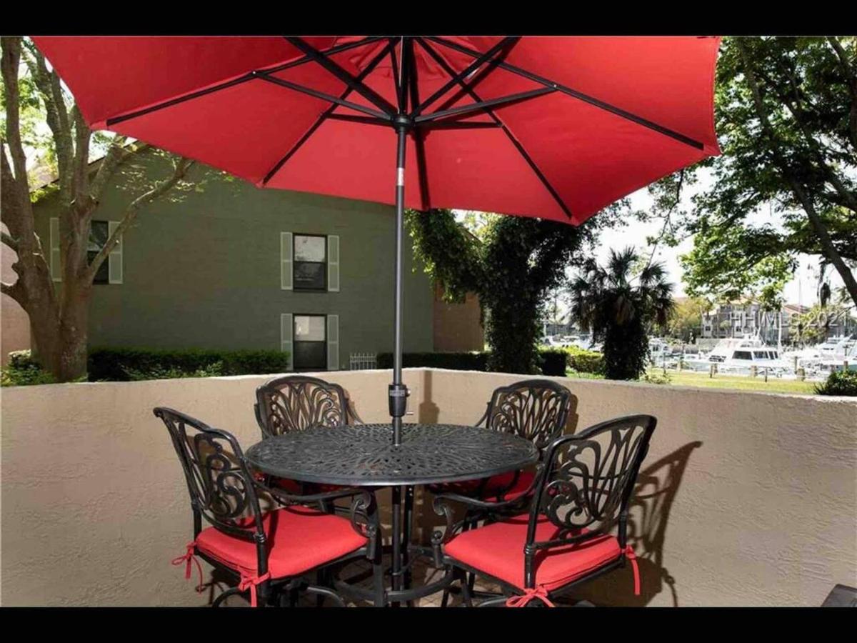 In the Heart of Harbour Town 2BR 2BA Pool Access Close to Beach - Chambres d'hôtes Hilton Head