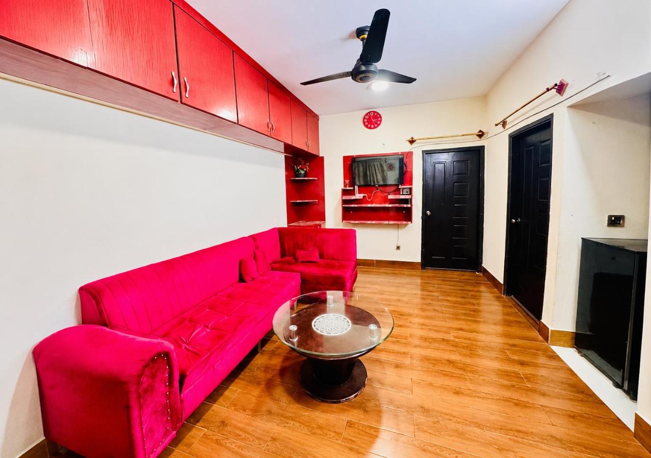Secure 2BR Apartment near Karachi Airport with Lift & Parking - Chambres d'hôtes Karâchi