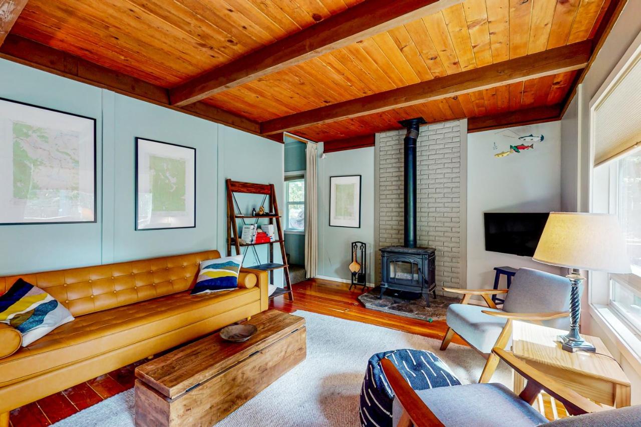Wooded-View Decks: Family Cabin Retreat in Deming - Chambres d'hôtes Warnick