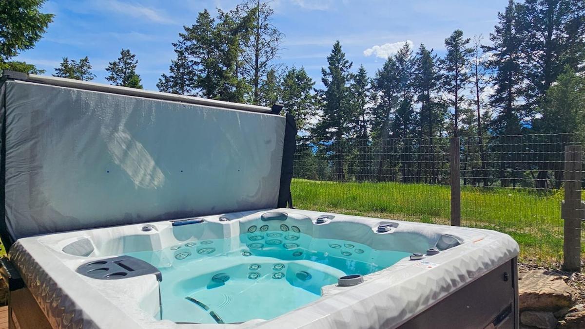 Log Style Home with Hot Tub by StayIn - Bed and Breakfast Radium Hot Springs