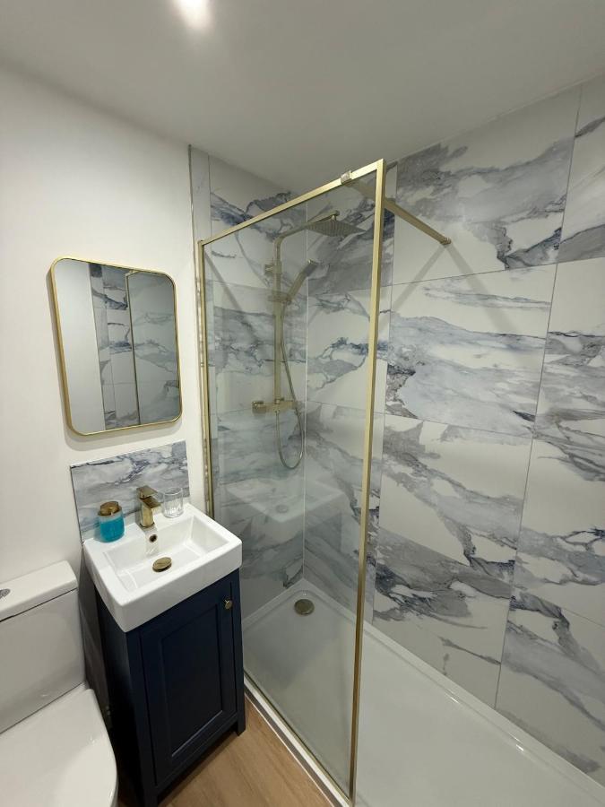 Stylish 2 bed Paisley flat with parking - Bed and Breakfast Paisley