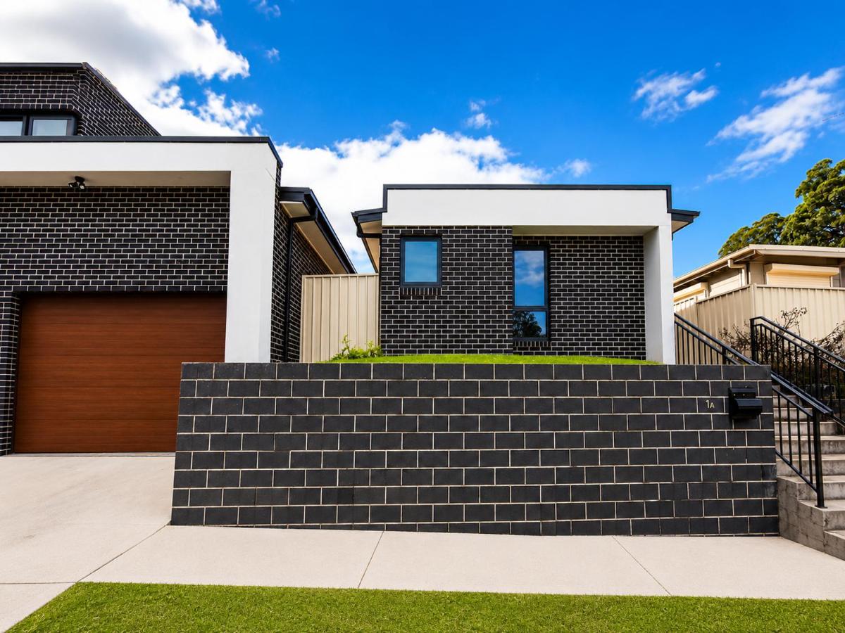 Matildas Urban Escape 6-Min Station & Shops - Bed and Breakfast Campbelltown South