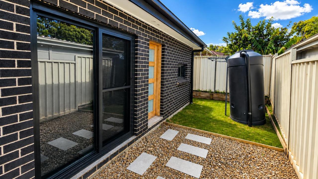 Matildas Urban Escape 6-Min Station & Shops - Bed and Breakfast Campbelltown South