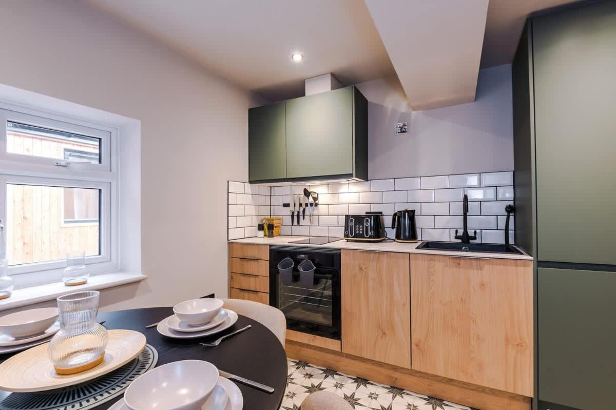 Elegant 2-Bedroom Apartment with Luxury Patio Area - B&B Llandudno