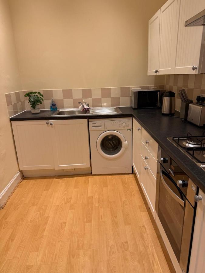 Spacious 3 bedroom flat on Marchmont Road - B&B Edinburgh