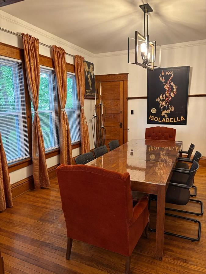 Illini Dream House With Historic Retreat Near UIUC - Chambres d'hôtes Champaign