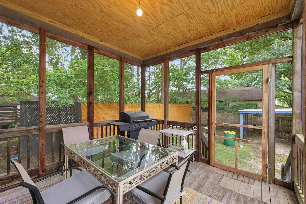 Illini Dream House With Historic Retreat Near UIUC - Chambres d'hôtes Champaign