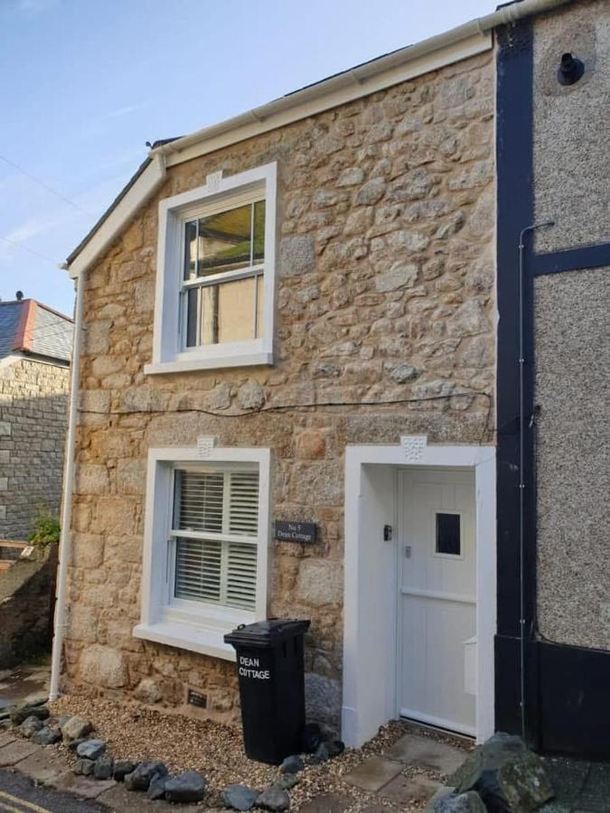 DEAN COTTAGE -- A Beautifully Presented 17TH CENTURY TRADITIONAL FISHERMAN'S COTTAGE -- In The Heart Of Old St Ives - 20m FROM THE HARBOUR FRONT -- Ideal For Couples Or A Family of 4 -- Close To The Train Station and Parking - - BOOK TODAY!! - Ferienwohnung St. Ives