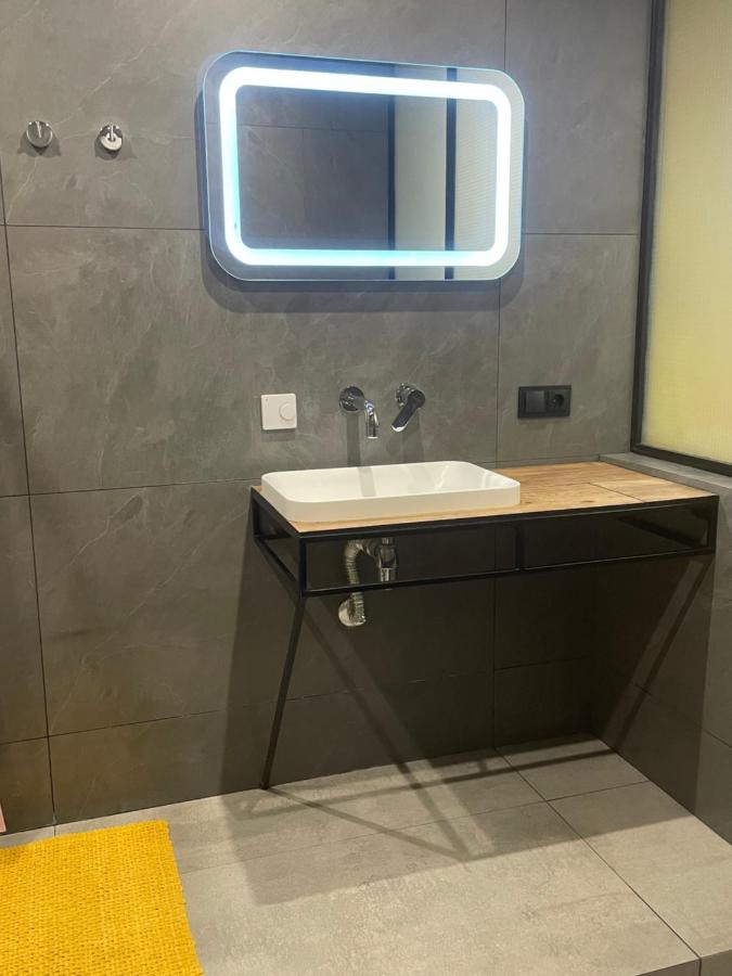 Стильна та сучасна квартира з терасою в ЖК Піонерський Вишневе - B&B Vyshneve
