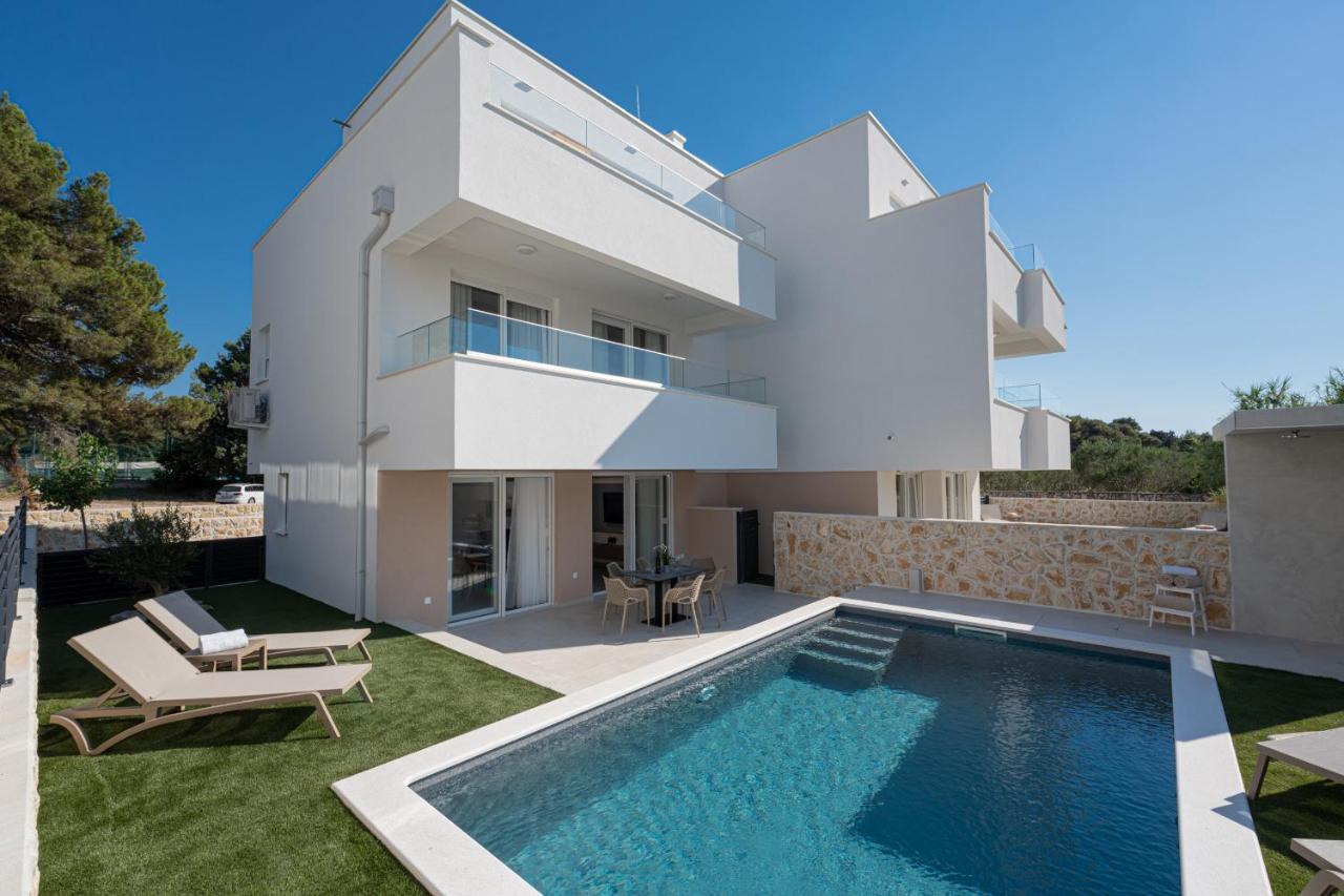 Apartamento de 2 dormitorios con piscina privada
