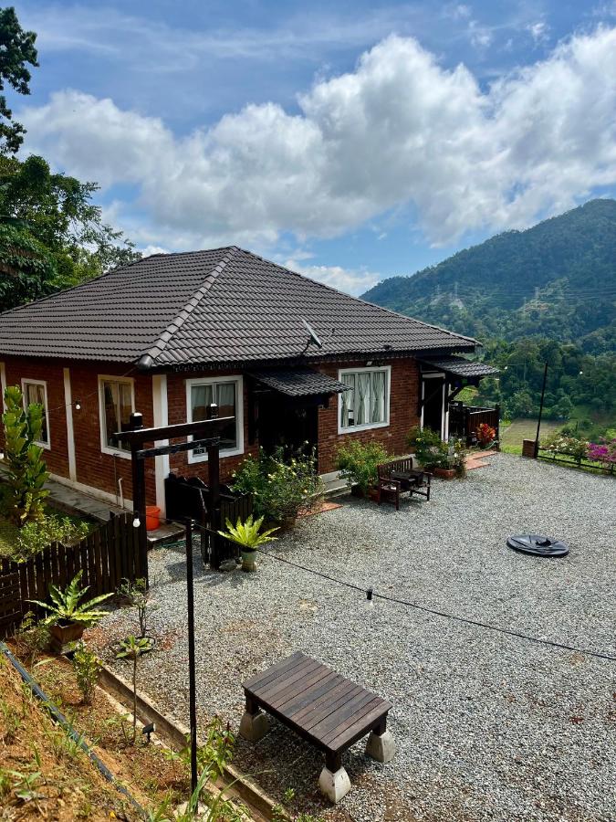 The RedBrick House x SerambiKayu - Ferienwohnung Bentung