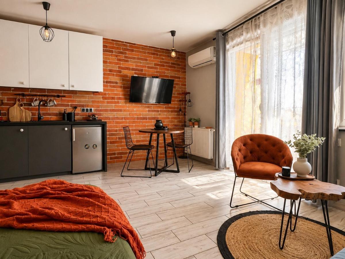 Roztocka studio, free parking, 1 tram to the city & PGE National Stadion, AC by Cosmo Spirit - Chambres d'hôtes Varsovie