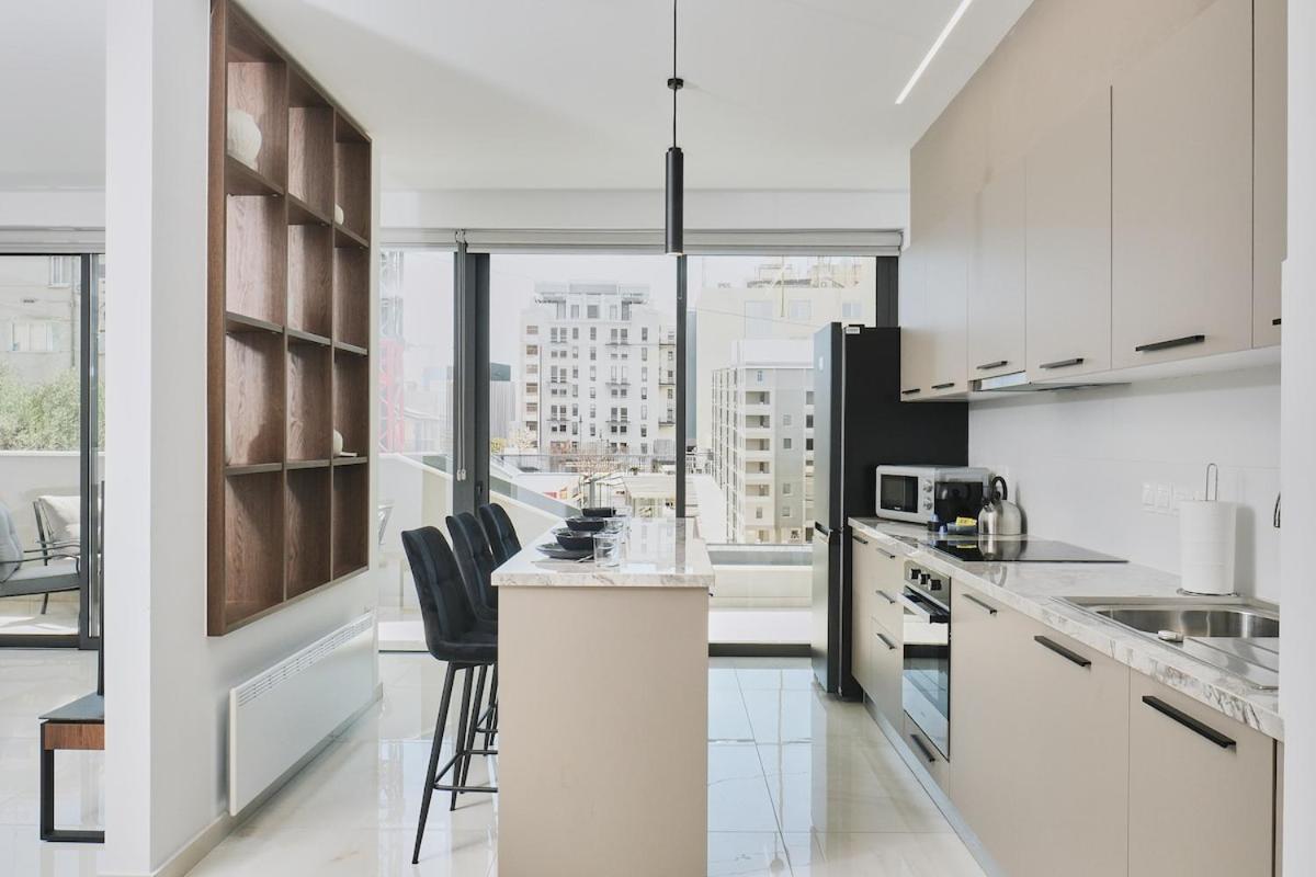 Modern 1 BR with Balcony in Central Nicosia - Chambres d'hôtes Nicosie
