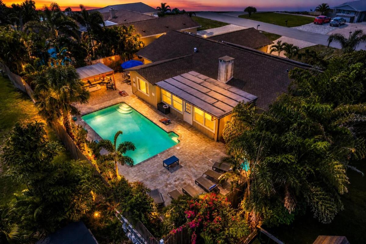 Private Heated Pool & Game Room Escape - B&B Bradenton