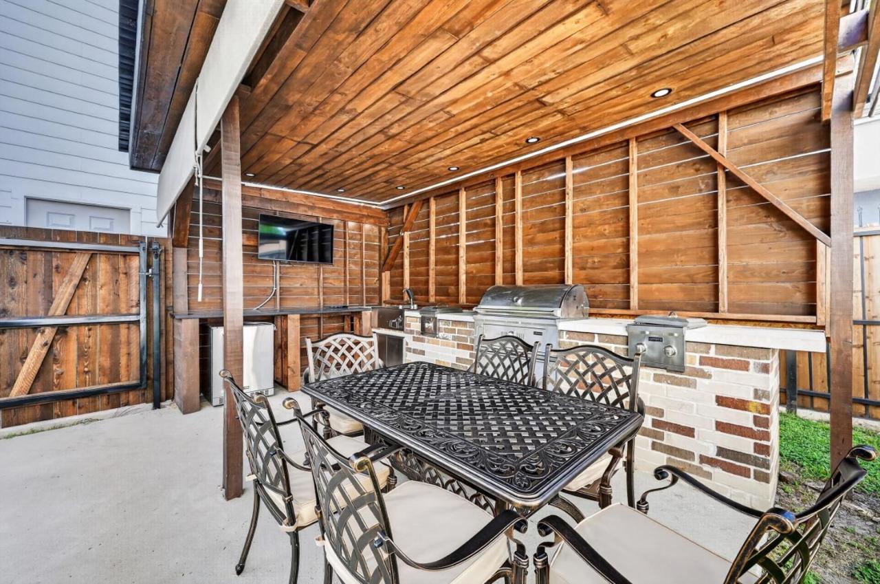 The Hollywood House a Luxury Home With an Outdoor Kitchen and 100 Inch TV - Chambres d'hôtes Dallas