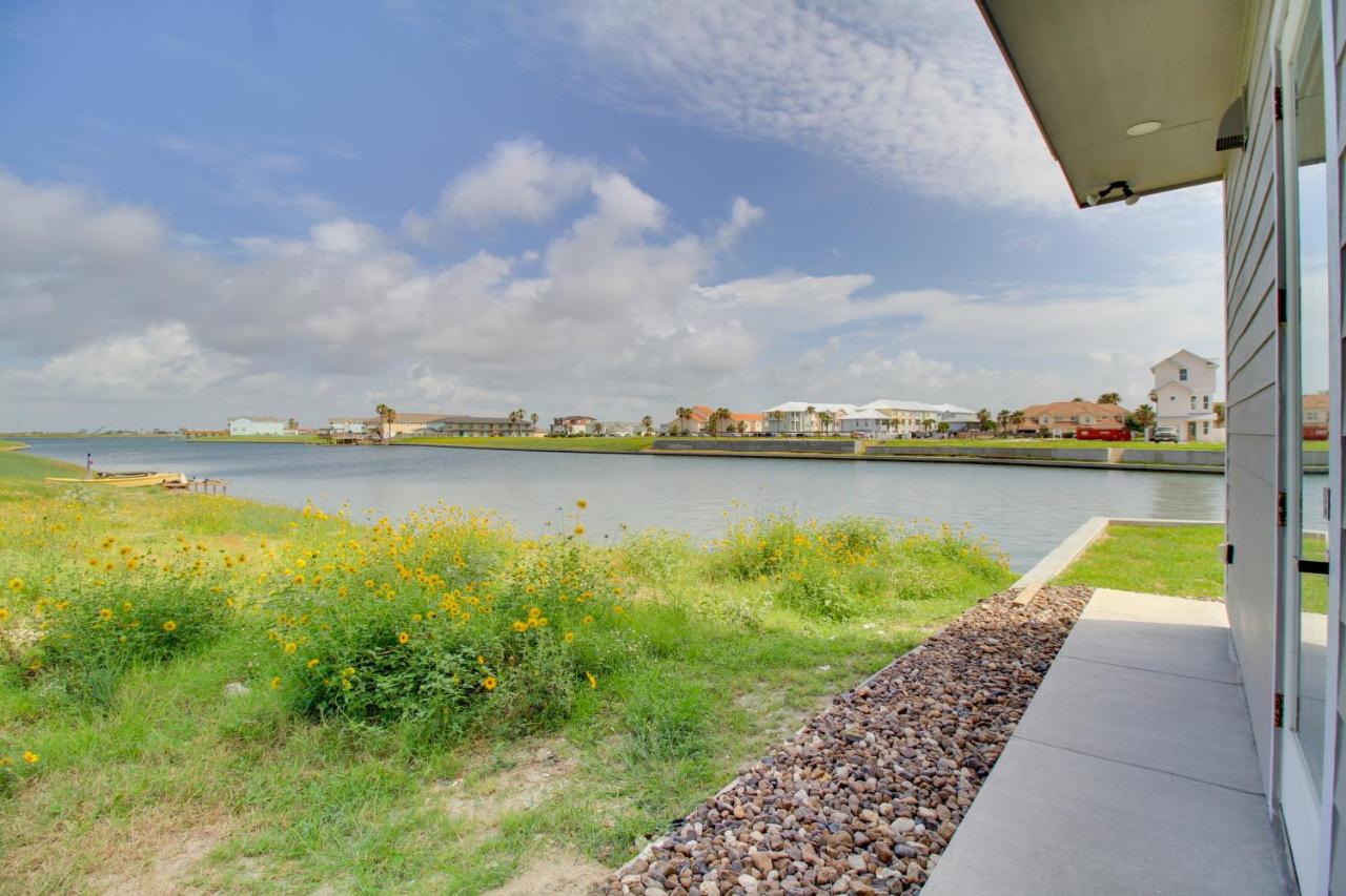 Walk to Beach & Pool Access! North Padre Retreat - Bed and Breakfast Corpus Christi