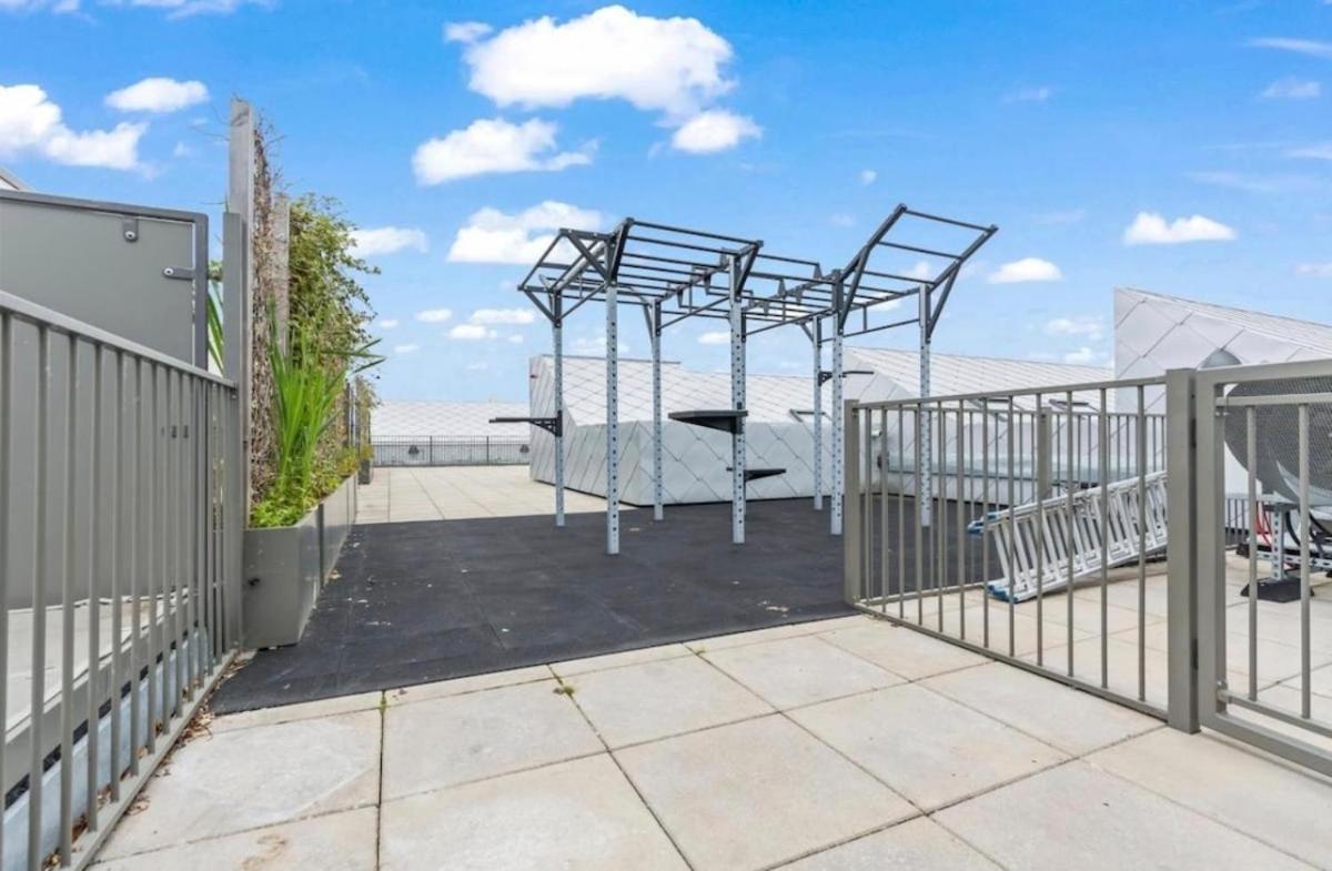 Luxury 1 bedroom apartment- Amazing city skyline views- free parking- pool table- city centre - Chambres d'hôtes Birmingham