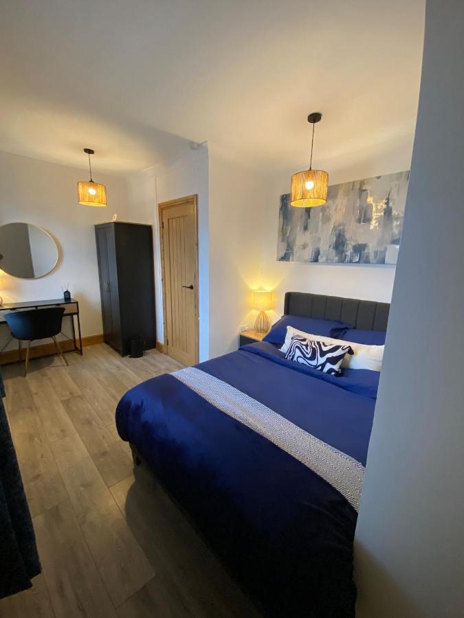 Modern 2 Bedroom City House - Free Parking - B&B Swansea