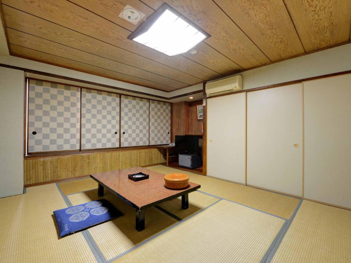 Kamer in Japanse Stijl met Gedeelde Badkamer en Eigen Toilet