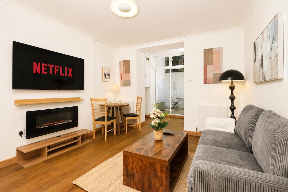 Cute Notting Hill Apartment with Private Patio and Netflix - Near Hyde Park - Chambres d'hôtes Londres