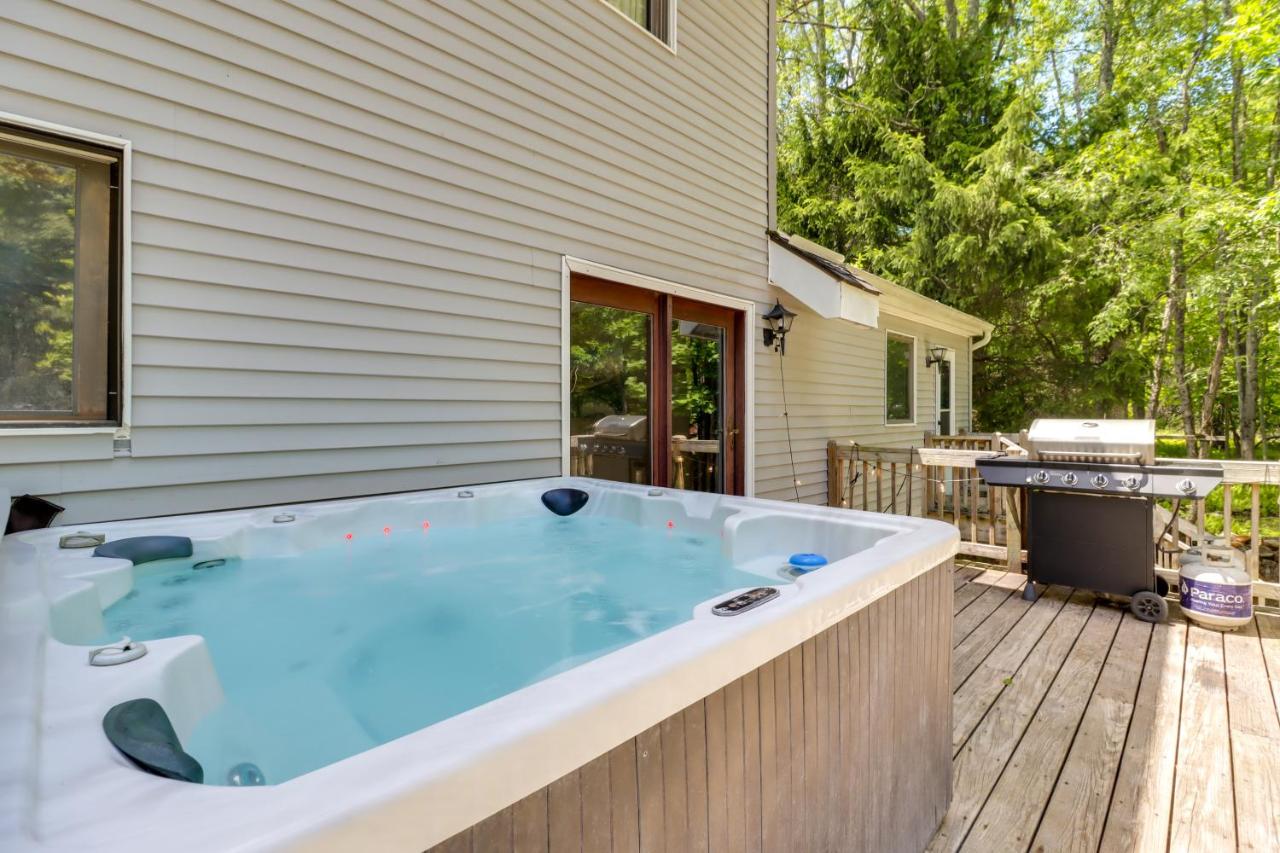 Lake Access & Private Hot Tub at Poconos Home! - Bed and Breakfast White Haven