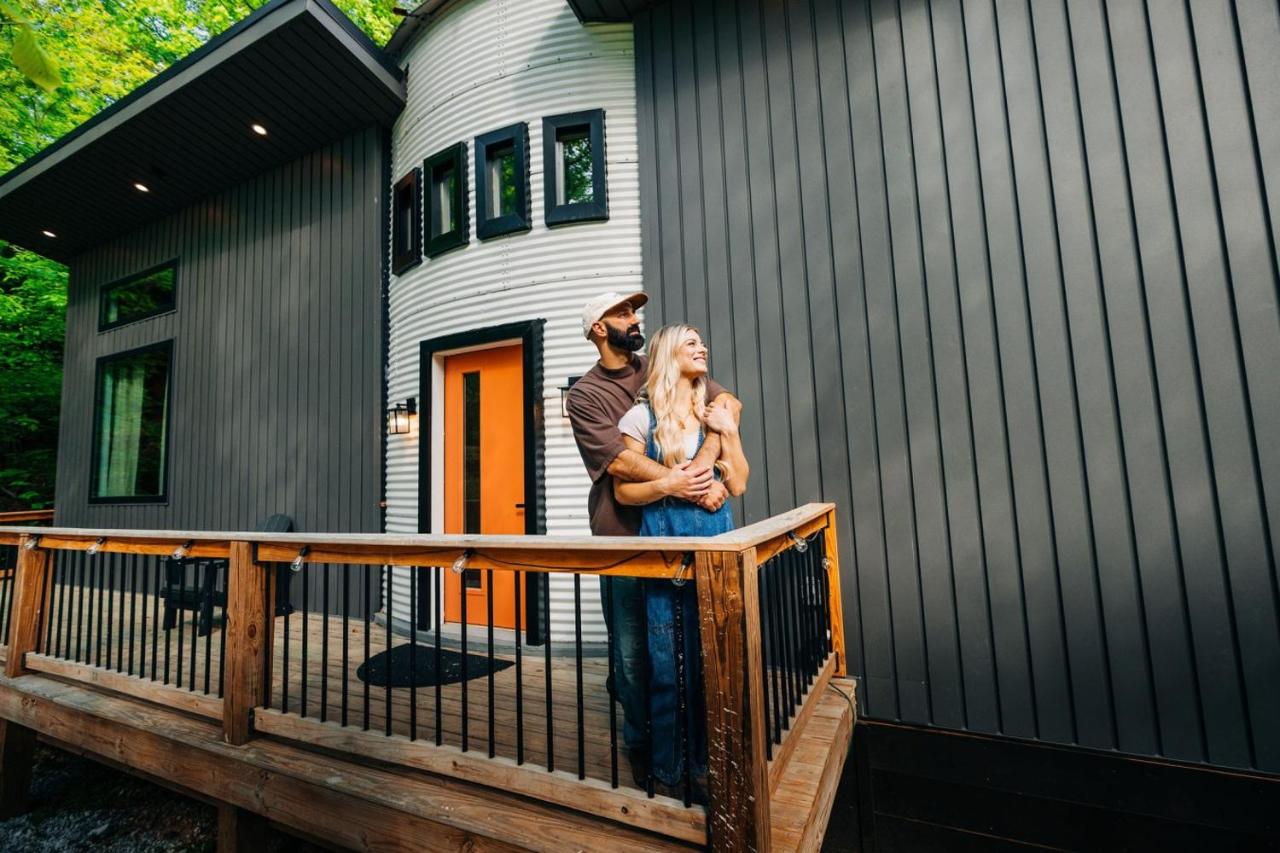 New Unique Silo with Hot Tub & King Beds Sleeps 6 - B&B Beattyville