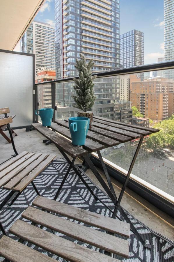 Entire 1BR - Walk to CF Toronto Eaton Centre Yonge Dundas Square Prime Downtown - Chambres d'hôtes Toronto