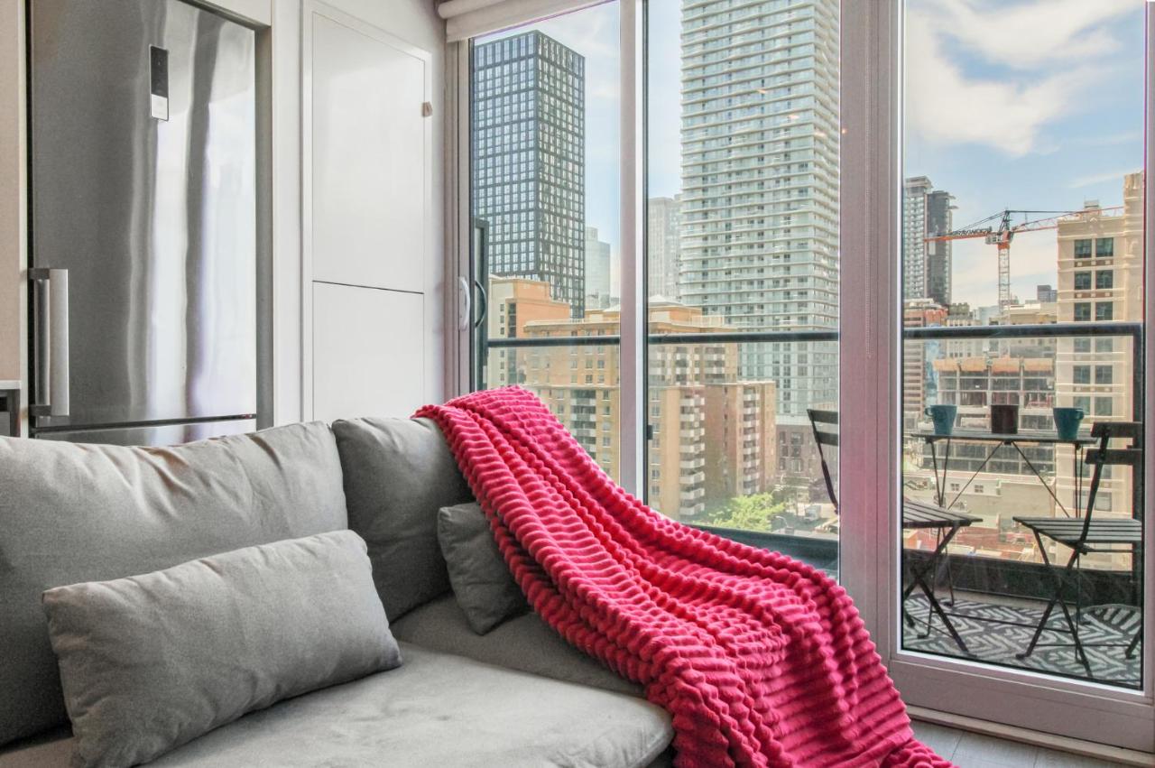 Entire 1BR - Walk to CF Toronto Eaton Centre Yonge Dundas Square Prime Downtown - Chambres d'hôtes Toronto