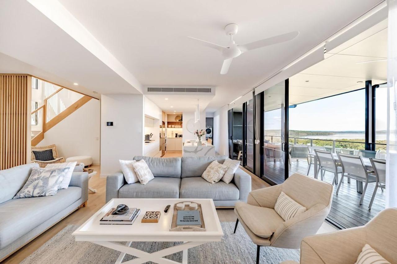 The Hamptons Lake House Noosa Heads Luxury House - Chambres d'hôtes Noosa Heads