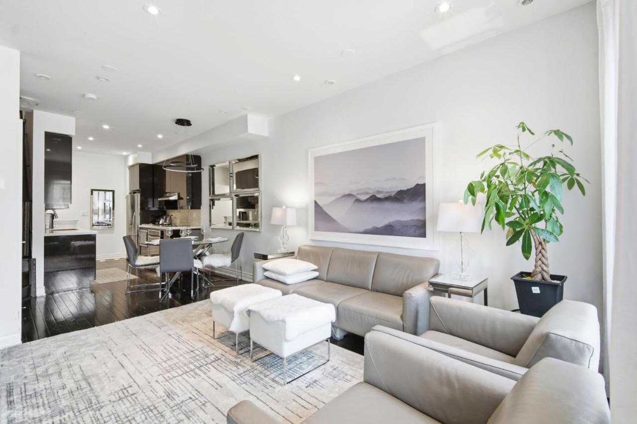 Bayview Townhouse 2BR & Parking - B&B Toronto