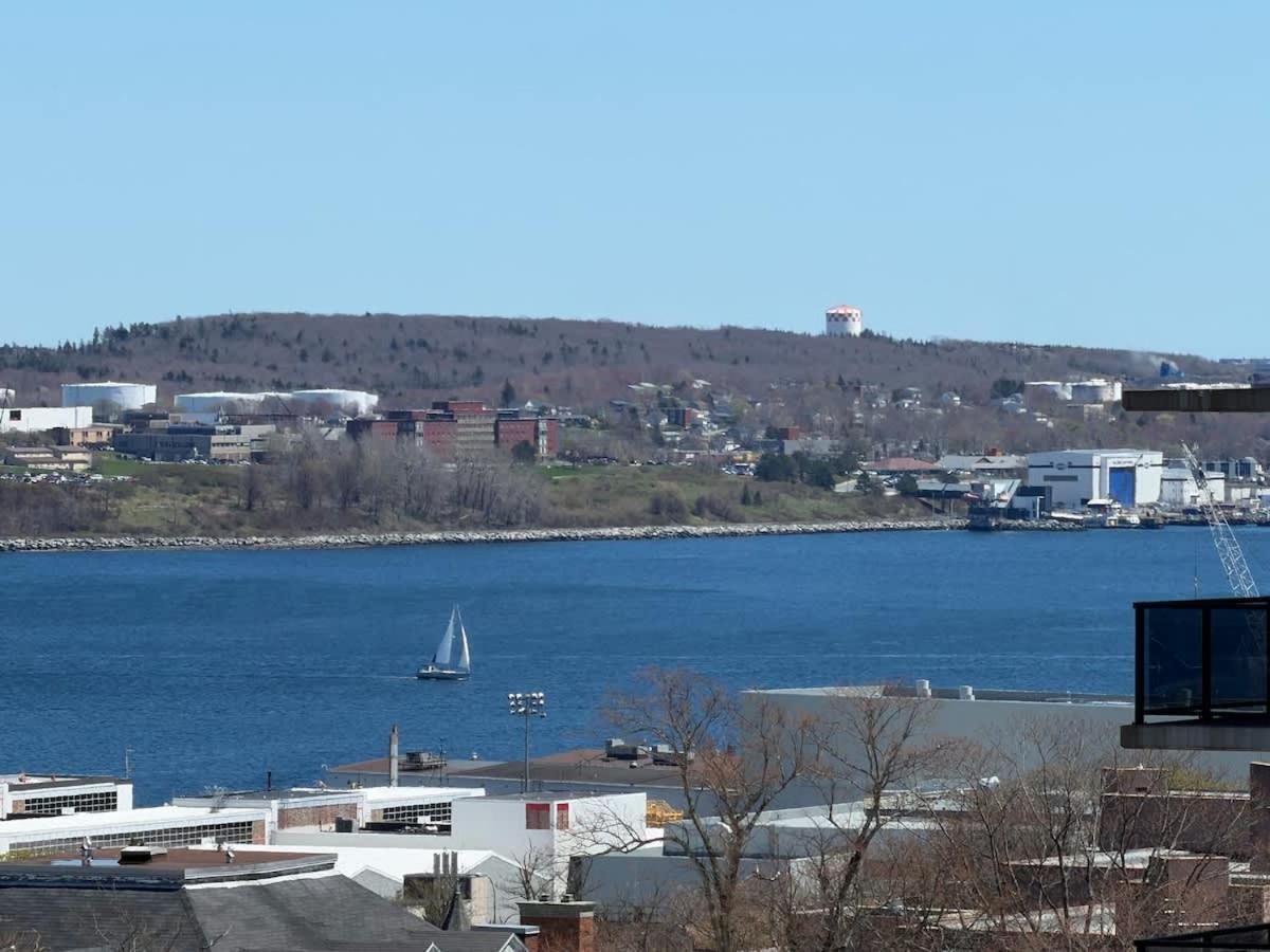 Northend HFX 2 BR and 2 Bath Penthouse with waterview - Bed and Breakfast Halifax