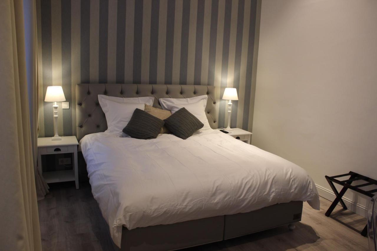 Zimmer mit Kingsize-Bett und Badewanne