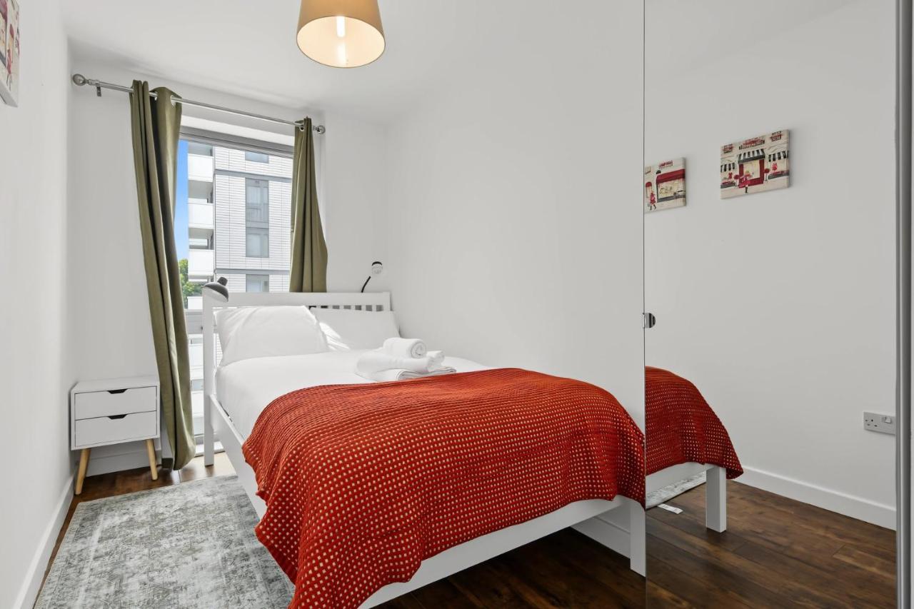 Modern 2-Bed Flat with Balcony near Canary Wharf - Ferienwohnung London