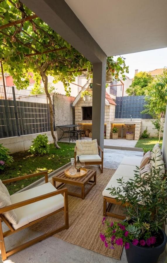 Rina Apartment- with barbecue and free parking - B&B Kutleše