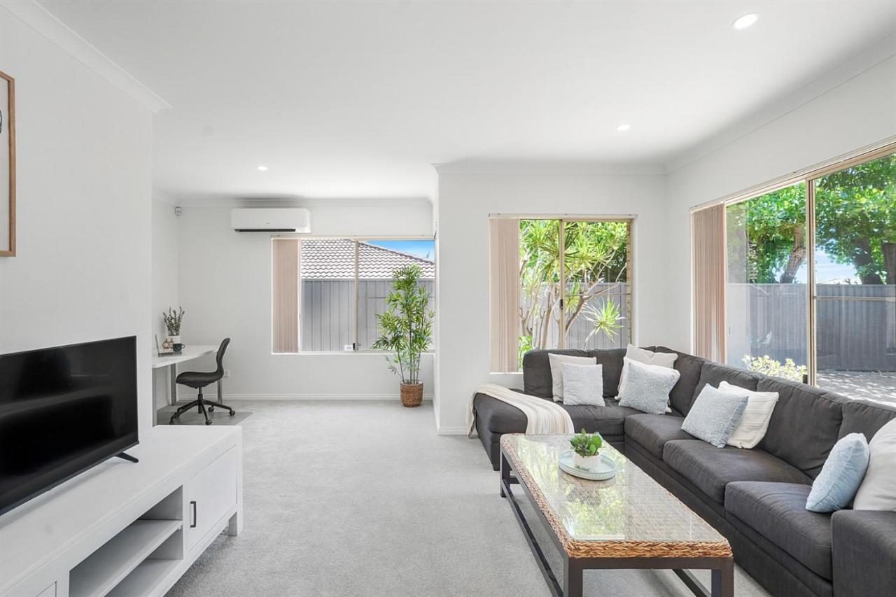 Relaxed Coastal Living 550m To Scarborough Beach - Bed and Breakfast Perth