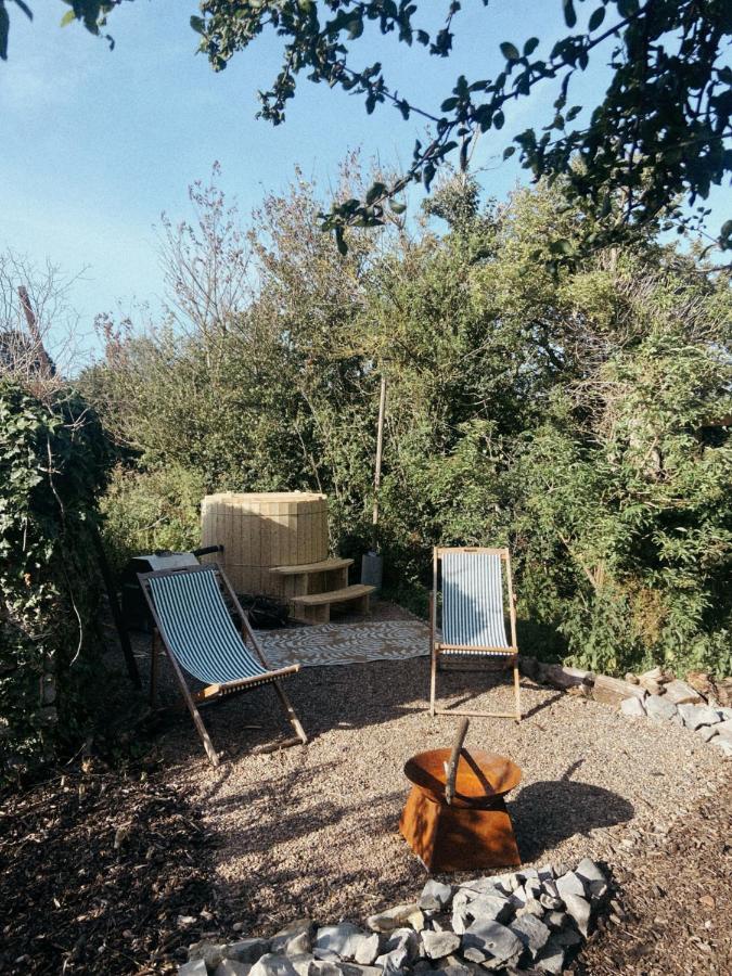 Pet Friendly Shepherd's Hut Sleeps 2 with Hot Tub - Chambres d'hôtes Bridgwater