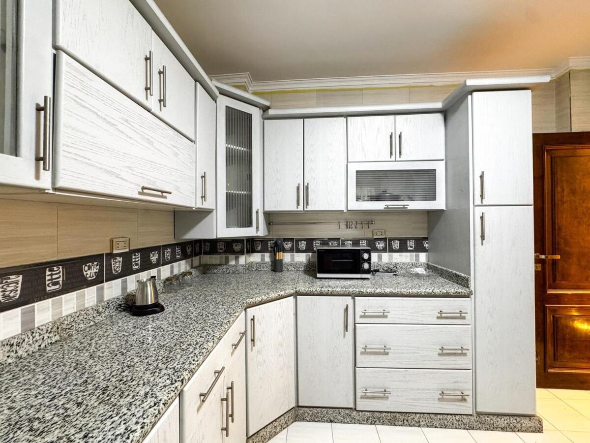 3BDR Apartment with Balcony l Dokki - B&B Il Cairo
